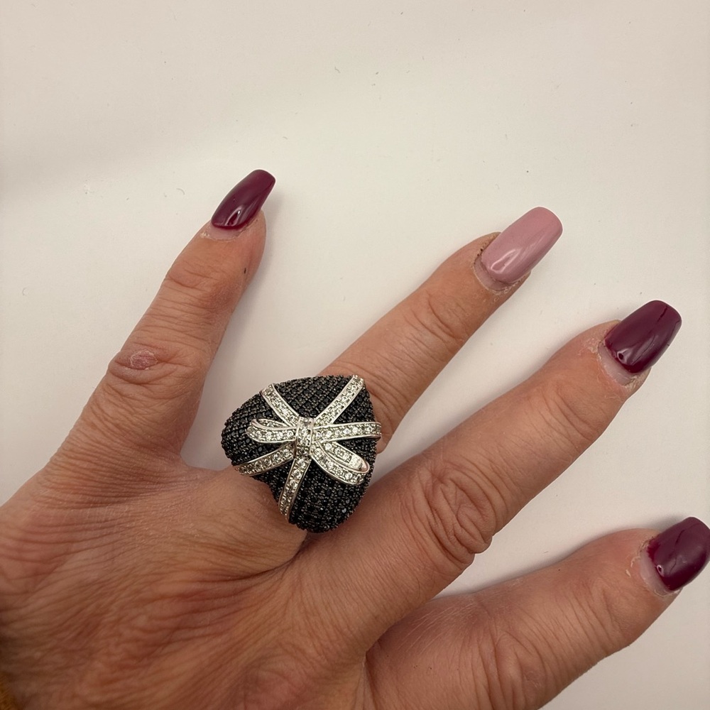 Black Swarkowki bow ring and Silver Heart Ring size 7 stamped W: 28 G